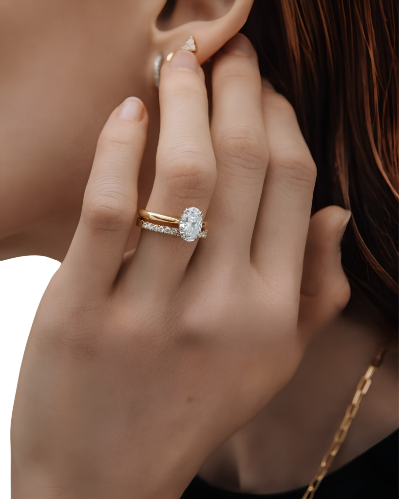 Mano de mujer luciendo un anillo de compromiso de Espinoza Joyería